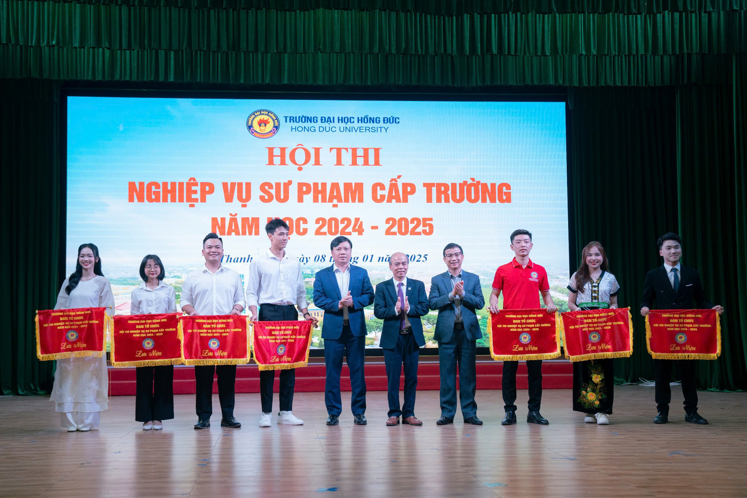 Sinh viên khoa Khoa học xã hội sôi nổi tham gia hội thi Nghiệp vụ sư phạm năm học 2024-2025